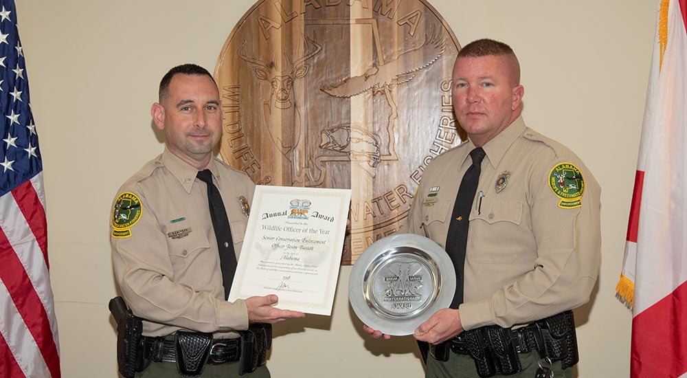 WFF Law Enforcement Chief Matt Weathers presents Officer Jason Bassett with the SSCI Alabama Wildlife Officer of the Year Award. 