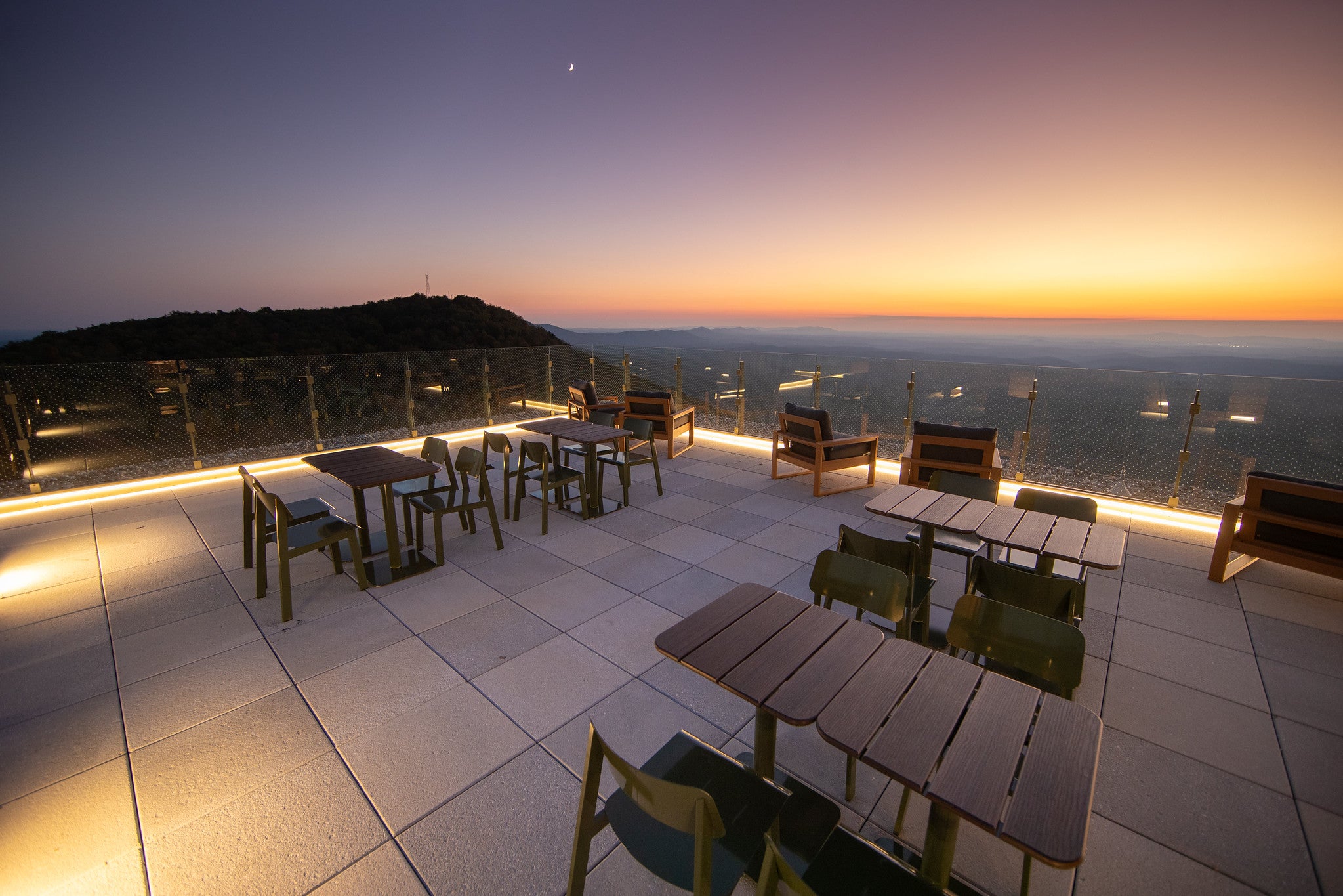 The Rooftop Bar at sunset atop The Lodge at Cheaha State Park | Photo: Billy Pope, ADCNR